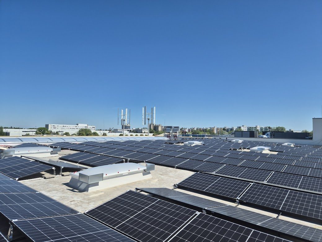 Große Aufdach-Photovoltaikanlage auf einem Gewerbeobjekt