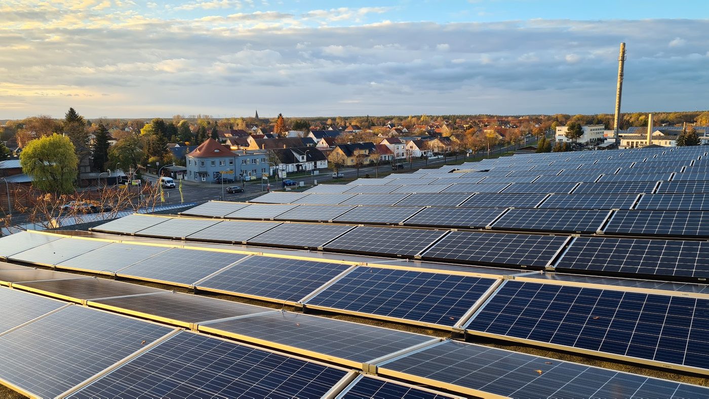 Photovoltaikanlage auf den Dächern einer Wohnanlage